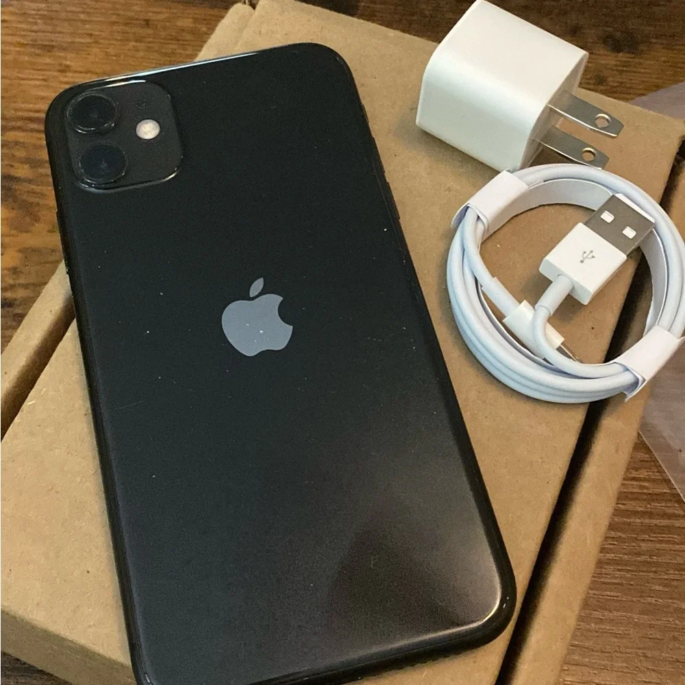 Apple iPhone 11 64GB unlocked with Charger - Black